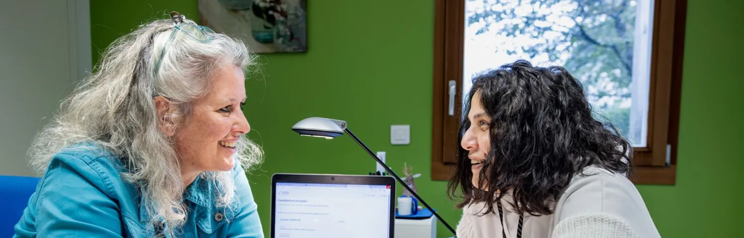 Grâce à Heidi Giroud, Caroline, bénéficiaire du RSA, a trouvé un emploi qui lui correspond.