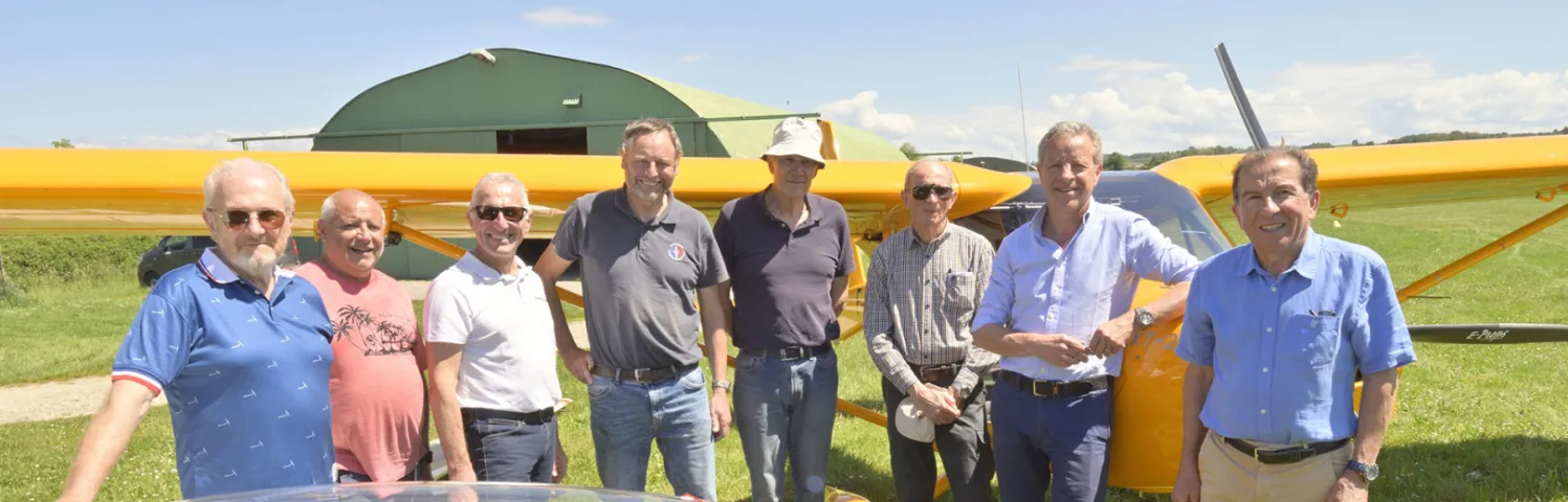 Parmi les animateurs de l’aérodrome, de gauche à droite : Jacques Davion, Bernard Lardet, Jean-Marc Chevallet, Louis Collardeau, Jacques Dureau, Jacques Cutivet, Jean Declerck et Alain Blondel, maire honoraire de Cessieu.