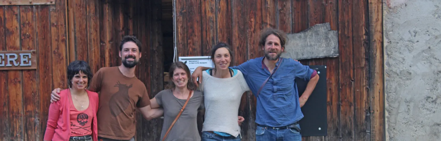 L’équipe Miche Ale lait devant la brasserie La Marmotte Masquée à Saint-Pierre-de-Chartreuse. De gauche à droite : Laura Guitte, Guillaume Le Marc’hadour, Marine Cassé, Marion Soubeyrat et Vincent Gilbert.