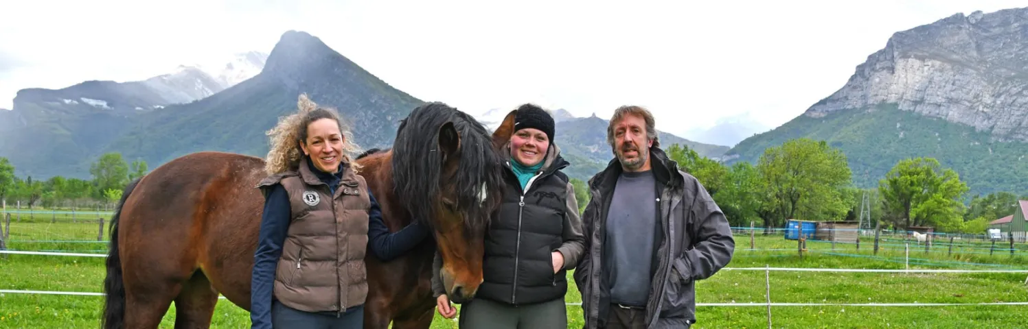 Aux côtés d’Hydria, Céline Fandre, Marion Forestier et Sylvain Piltant, éleveurs de chevaux du Vercors de Barraquand.