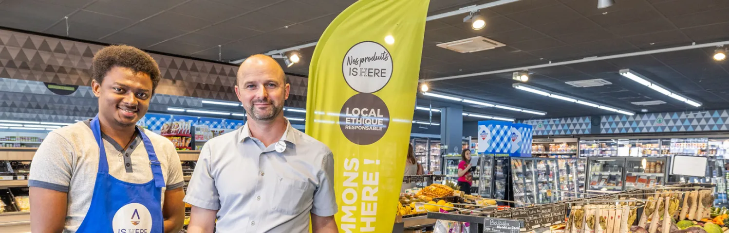 Acteurs de notre alimentation, Aurélien Clavel, président du Pôle agroalimentaire de l’Isère, aux côtés d’Abdouramane Sylla, du magasin Spar, rue de Strasbourg à Grenoble.