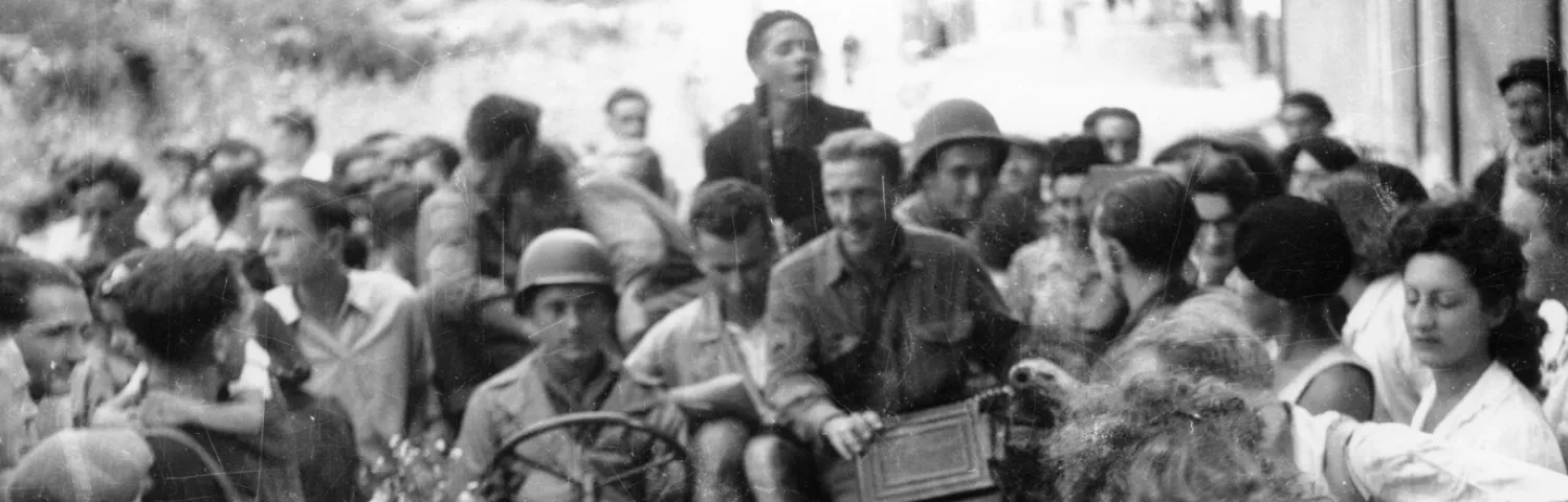 Soldats dans une jeep entourés par la foule lors de la Libération de Chapareillan.