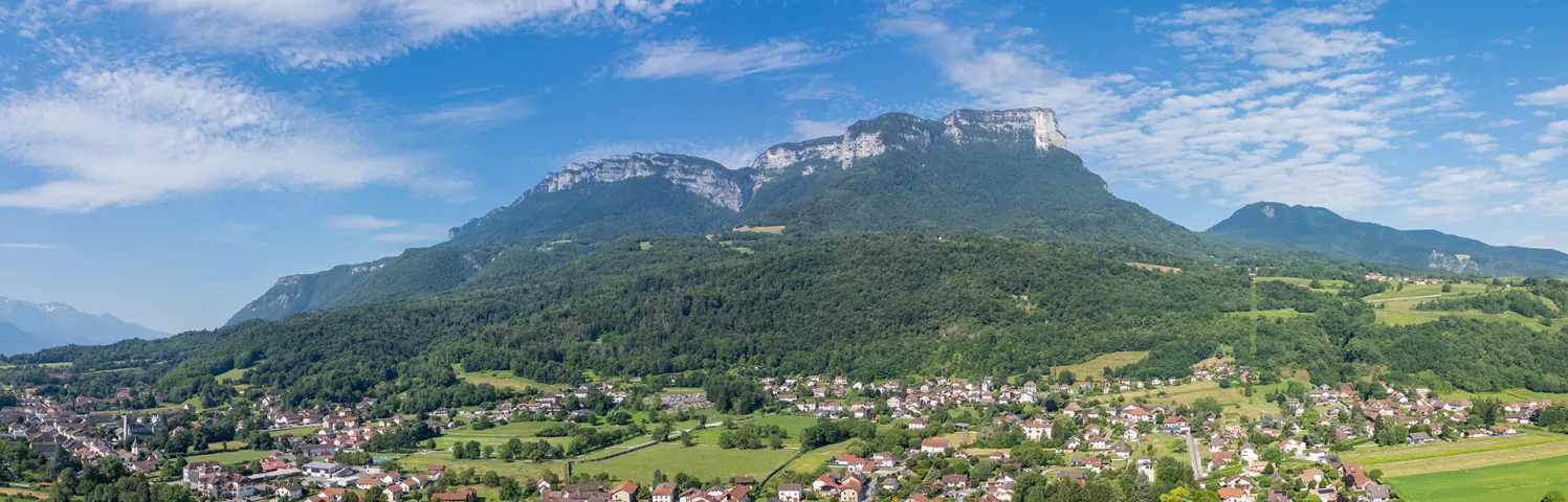 Les coteaux du Grésivaudan s’étendent de Montbonnot-Saint-Martin à la frontière de la Savoie. Vue aérienne au-dessus de Chapareillan.