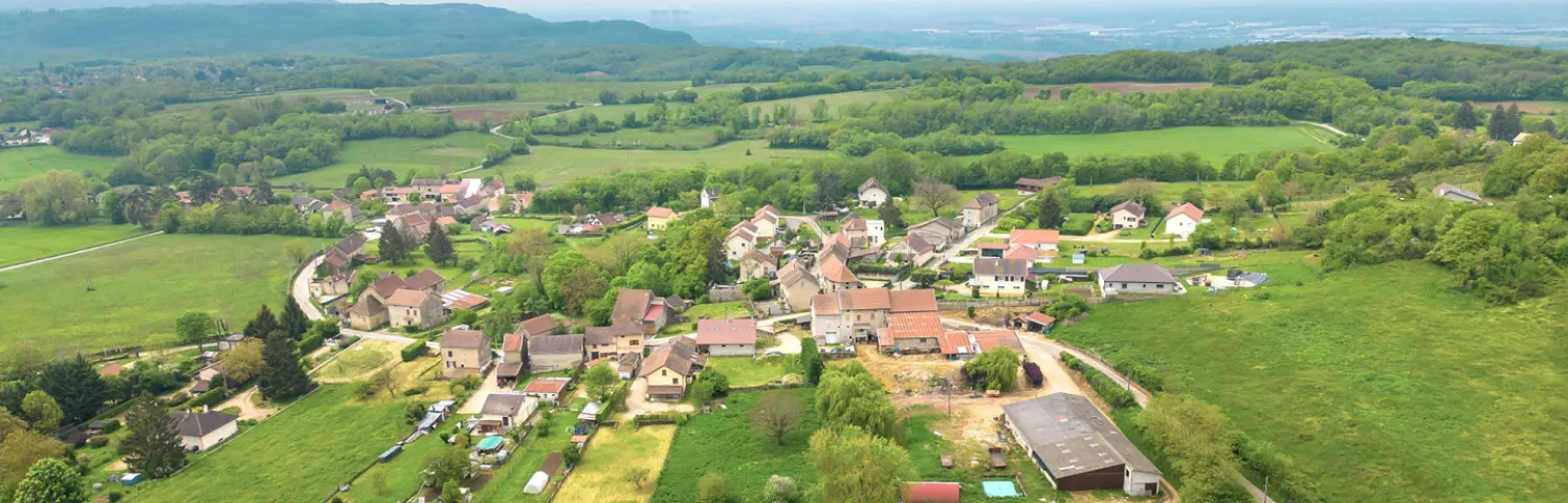 Parmilieu, 743 habitants, est l’une des 12 communes françaises labellisées « Village des écrivains ».