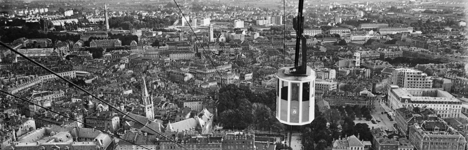 Les cabines d’origine en bois, de forme dodécagonale, surplombaient l’Isère et le fort Rabot, devenu domaine universitaire, avant d’atteindre le fort de la Bastille, à 476 mètres d’altitude.