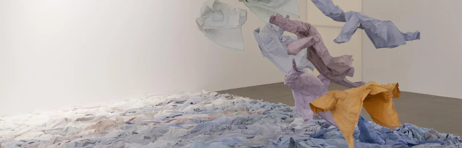 Les chemises de récupération, revisitées par Kaarina Kaikkonen, prennent leur envolée dans des installations monumentales.