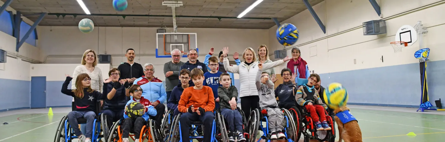 Rudi Van den Abbeele, avec les jeunes de l’école des sports, leurs parents et leurs entraineurs.