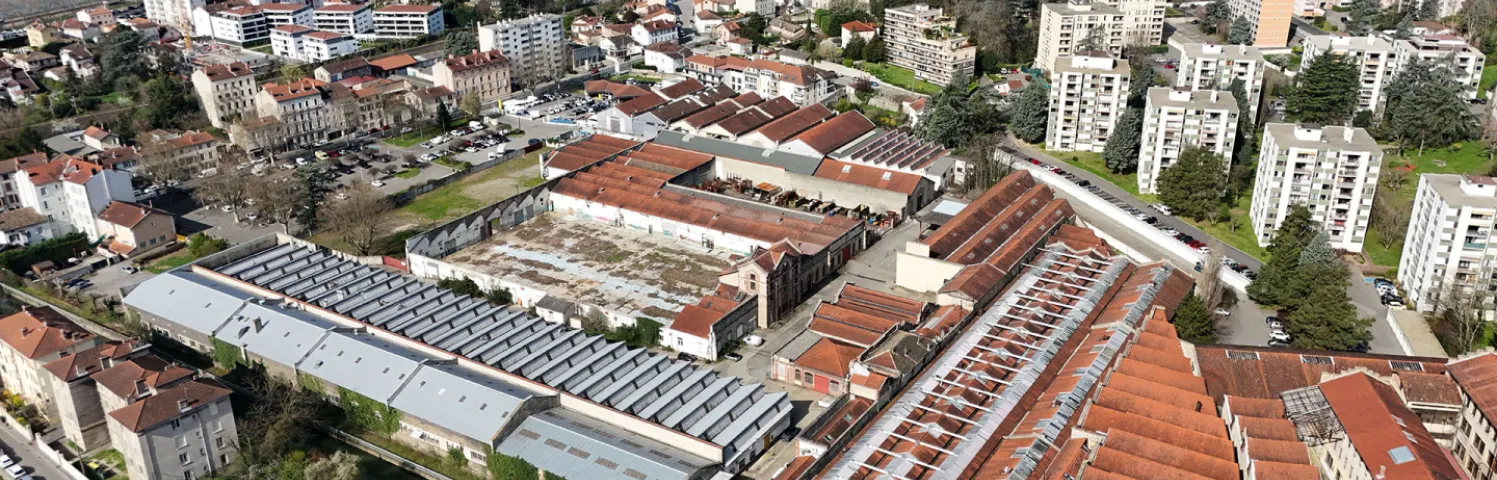 Les sheds de l'ancienne usine Pascal-Valluit, à Estressin. Initialement spécialisée dans les uniformes militaires en laine au XIXe siècle, cette grande entreprise textile, née de plusieurs fusions, s’est ensuite tournée vers la production de tissus pour vêtements.
