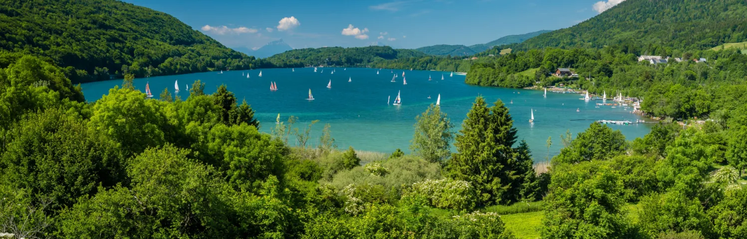 Le lac de Laffrey, paradis des amateurs de sport nautique, est aussi l’ancien lieu de villégiature de compositeur Olivier Messiaen. À proximité de sa maison de Saint-Théoffrey, un belvédère offre un splendide panorama sur cette vaste étendue d’eau.
