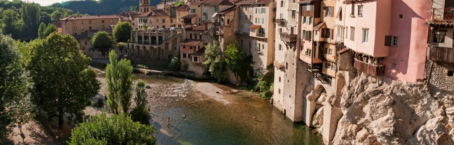 Les pieds dans la Bourne, Pont-en-Royans est célèbre pour ses maisons suspendues aux façades colorées. Ces habitations ont été construites à la fin du XVIe siècle pour favoriser le commerce du bois du Vercors.