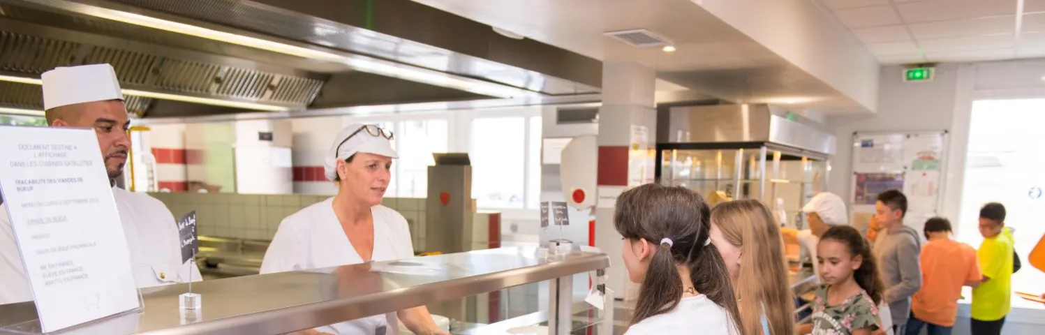 Les agents du Département préparent quotidiennement des repas complets, équilibrés et savoureux pour 37 800 demi-pensionnaires.