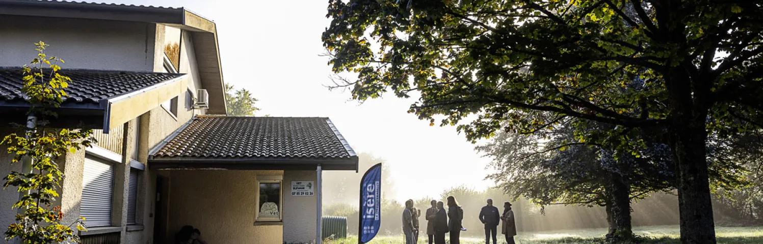 La Clinique vétérinaire Vet Nord Isère Elevage est située à La Tour-du-Pin. Il s'agit de l'installation du 6e vétérinaire en Isère grâce à Isère Véto depuis 2022.