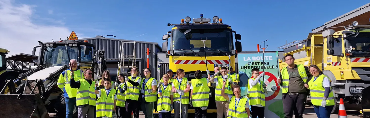 Le groupe des collégiens du matin avec une partie de l'équipe des agents du Département de l'Isère en charge de l'opération "Sur la route de la Bièvre : agir et découvrir".