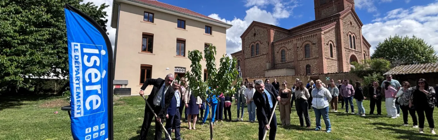 Comme geste inaugural, les élus ont choisi de planter un arbre dans le grand jardin de la maison de l’Hermitage.