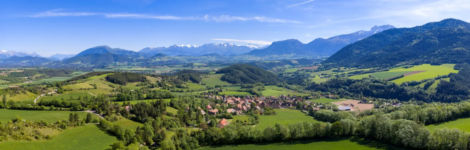 Clelles, l’un des 27 villages du Trièves, dans son écrin de montagnes douces.