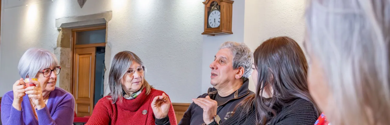 En Isère, les Cafés des aidants sont des lieux d'écoute où les proches peuvent partager leurs expériences, se soutenir et trouver des conseils.