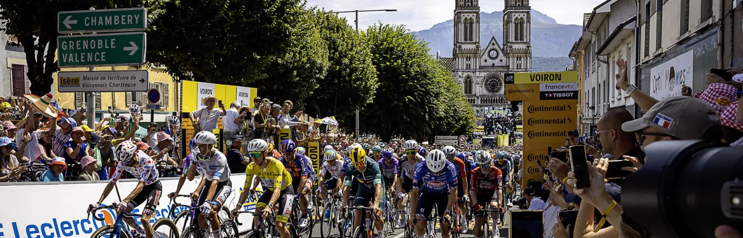 Voiron (Isère), le vendredi 23 juillet 2026, étape 18 du Tour de France 2026 avec un départ depuis Voiron et une arrivée à Orcières-Merlette. Départ des coureurs devant l'église Saint-Bruno.