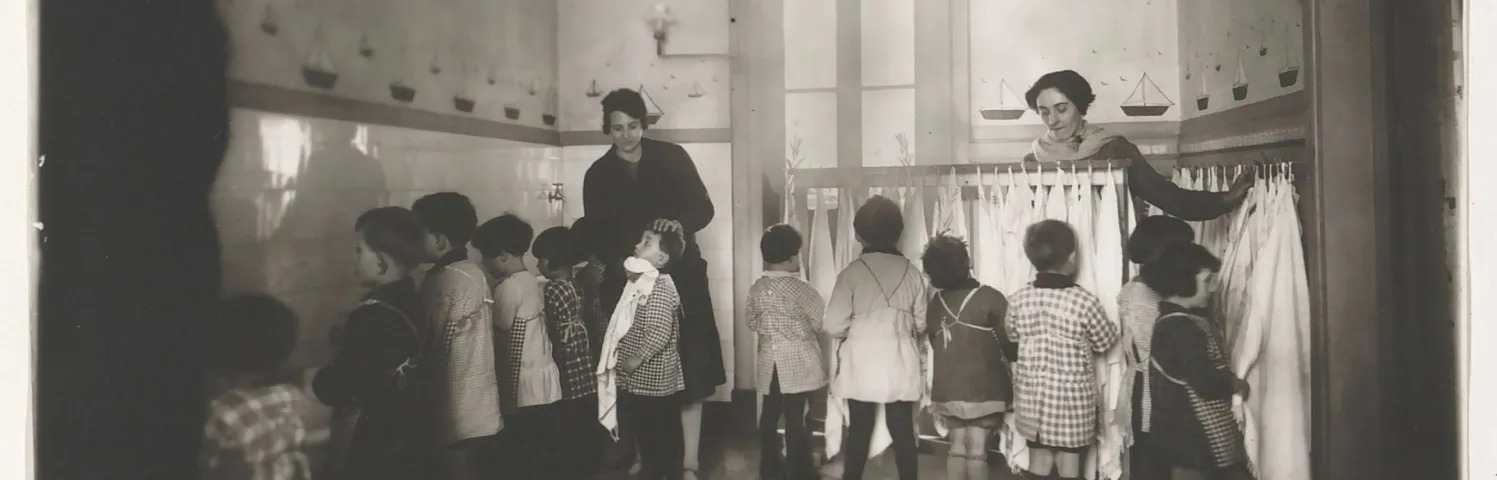 Dans les années 1900, on apprend à se laver les mains et le visage à l’école.