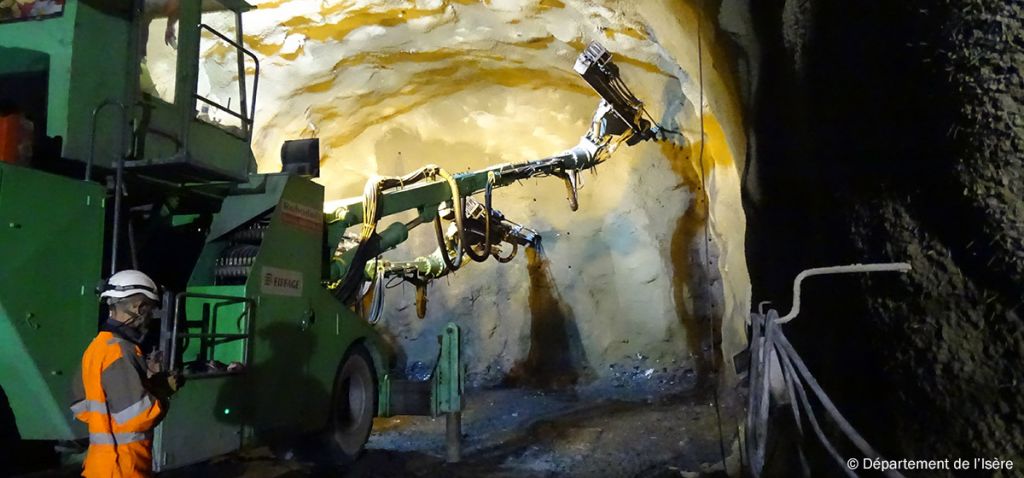 Travaux du tunnel du Chambon - Forage de la vôute pour le prochain tir de mines