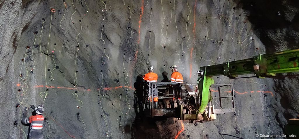 Travaux du tunnel du Chambon-Préparation du tir de mines