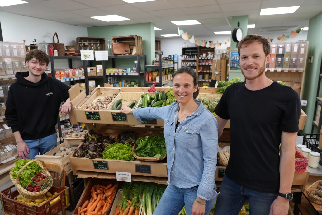 Photographie des gérants de l'épicerie Au Pré de chez nous
